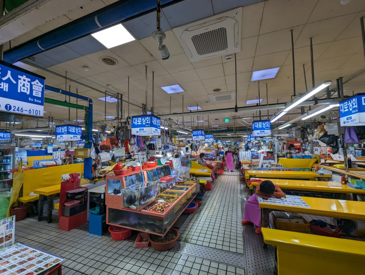 <p>Sauf quand ils dorment, les commerçants sont insupportables et à fuir dans le hall intérieur.</p>