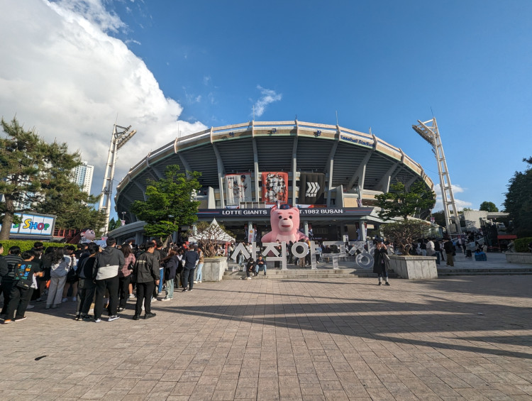 <p>Les gens font la queue pour l'une des quelques animations en avant-match.</p>