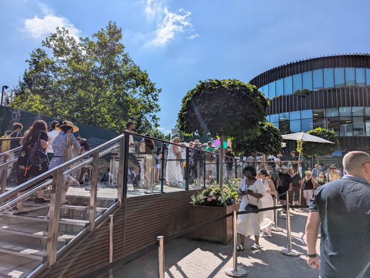 <p>Dès l'ouverture de Wimbledon, les gens se précipitent au Ticket Resale Kiosk dans l'espoir de voir les finales pour 30£.</p>
