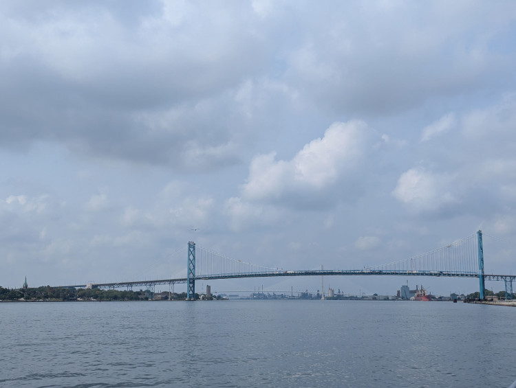 <p>Photo prise depuis Detroit RiverWalk (downtown dans mon dos) avec le pont Gordie-Howe au fond de la photo.</p>
