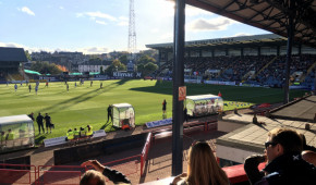 Dens Park - Vue obstruée sur le terrain - copyright OStadium.com