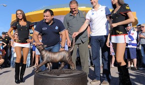 Fetissov Arena - Statue du chat en bronze