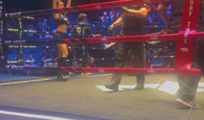 Max Muay Thai Stadium - Ring girl - copyright OStadium.com