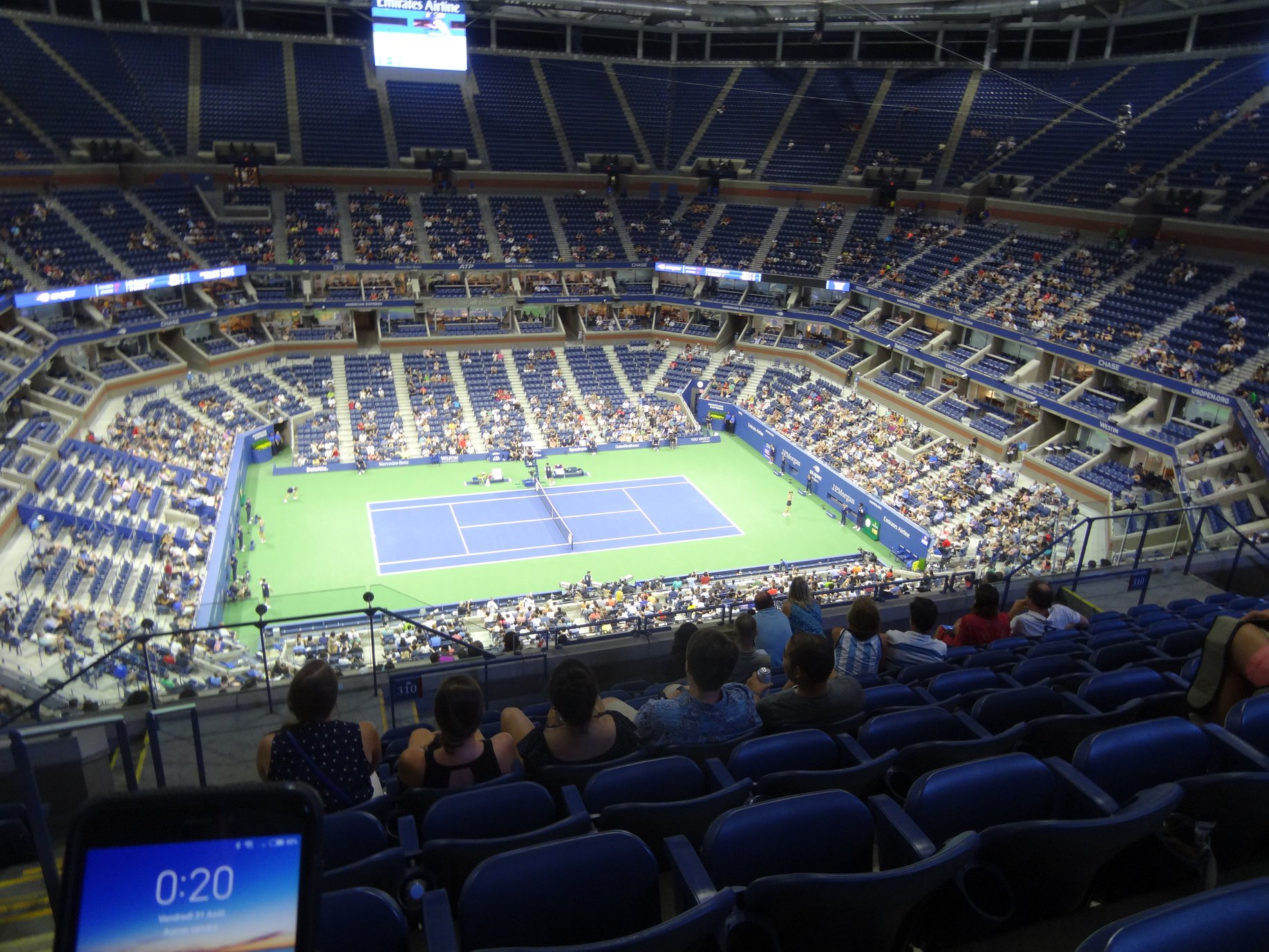 <p>Pas de stress puisque les matchs ne s'arrêtent que quand ils sont terminés. Et qu'à New York, le métro ne s'arrête jamais. Lorsque l'horaire commence à devenir tardive (second match, et en plus un match WTA ici), là aussi vous pouvez gagner autant de rangs que vous le voulez.</p>