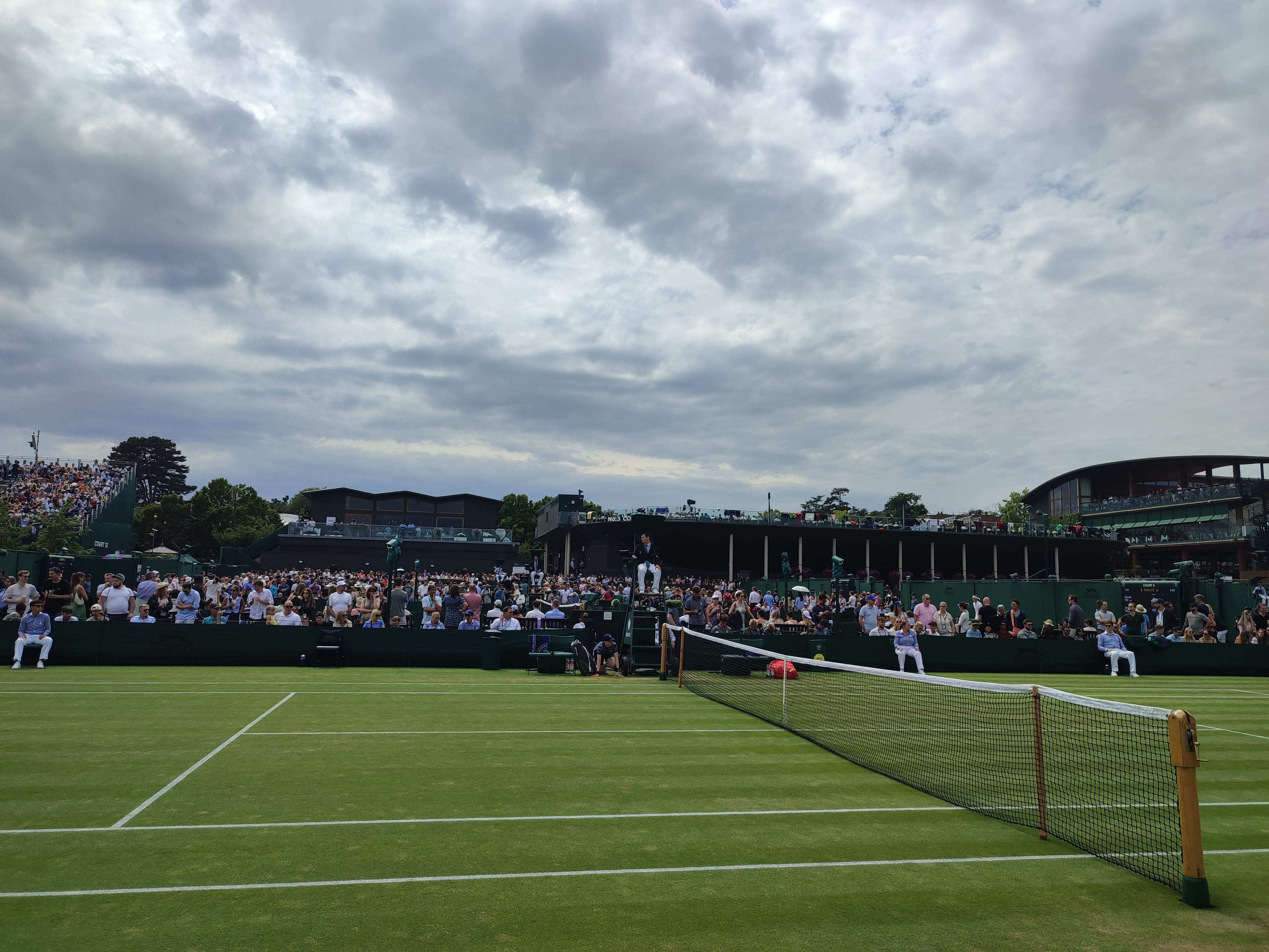 <p>8 courts côte à côte avec seulement quelques bancs et des couloirs de circulations (Court 10).</p>
