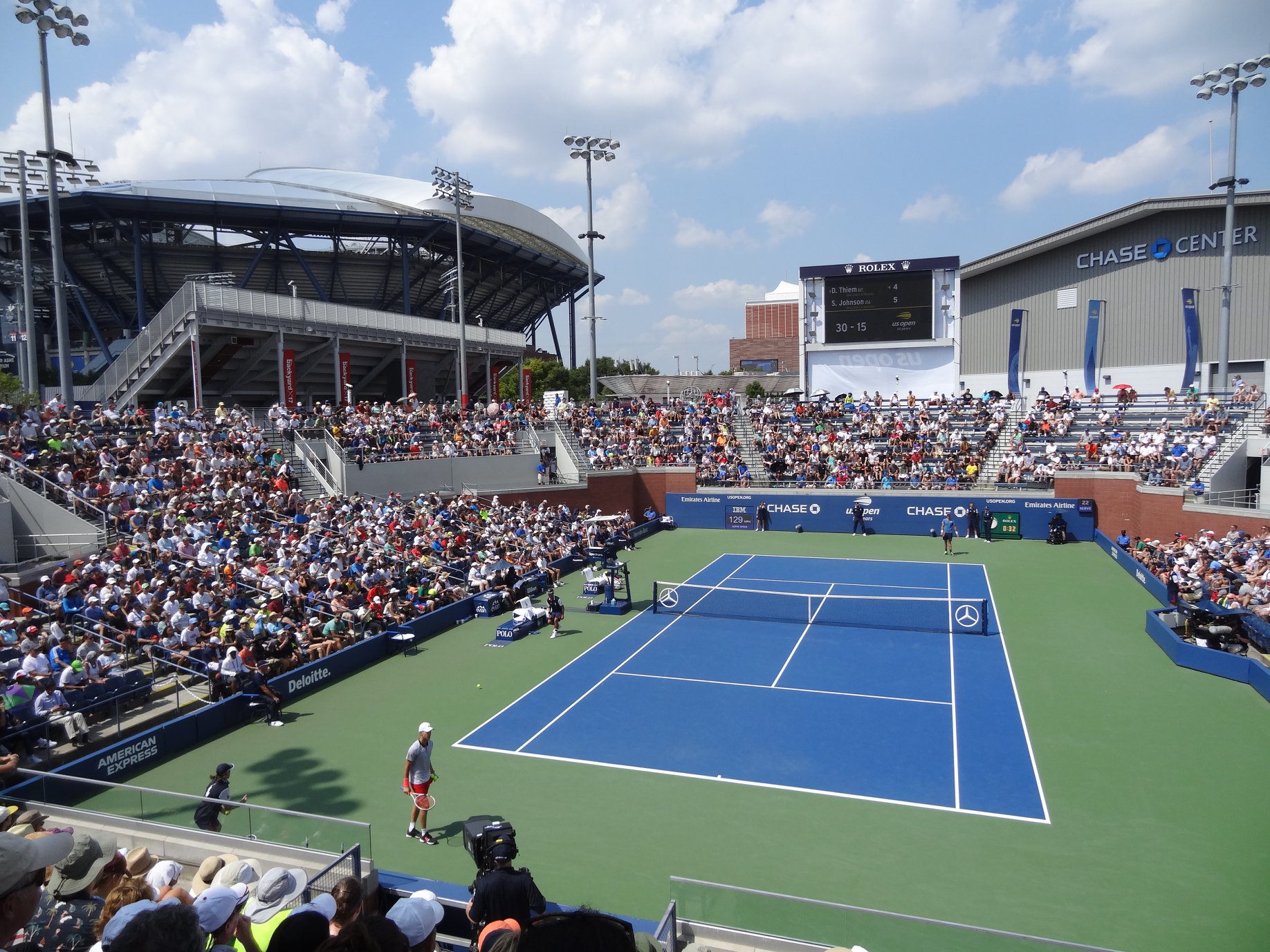 <p>Le Court 17 est le meilleur court annexe. Aujourd'hui, Azarenka, K.Anderson et D.Thiem y jouait contre un américain. Le court se remplit donc bien mais la tribune à droite était plutôt vide car au soleil.</p>
