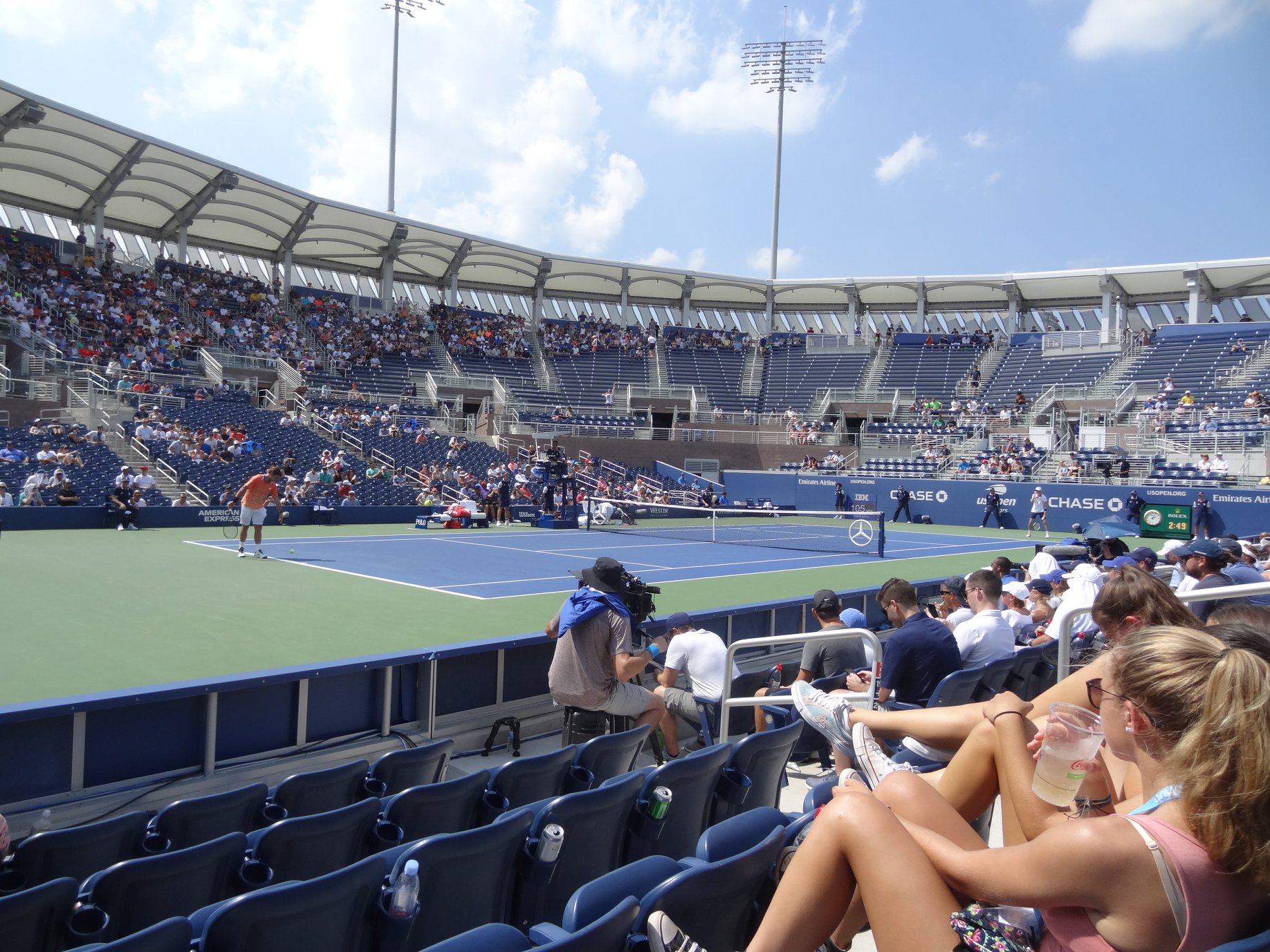 <p>Le GrandStand (3ème court principal) depuis ma place achetée une 50aine d'€. Wawrinka, J.Goerges, Isner et une autre américaine au programme.</p>