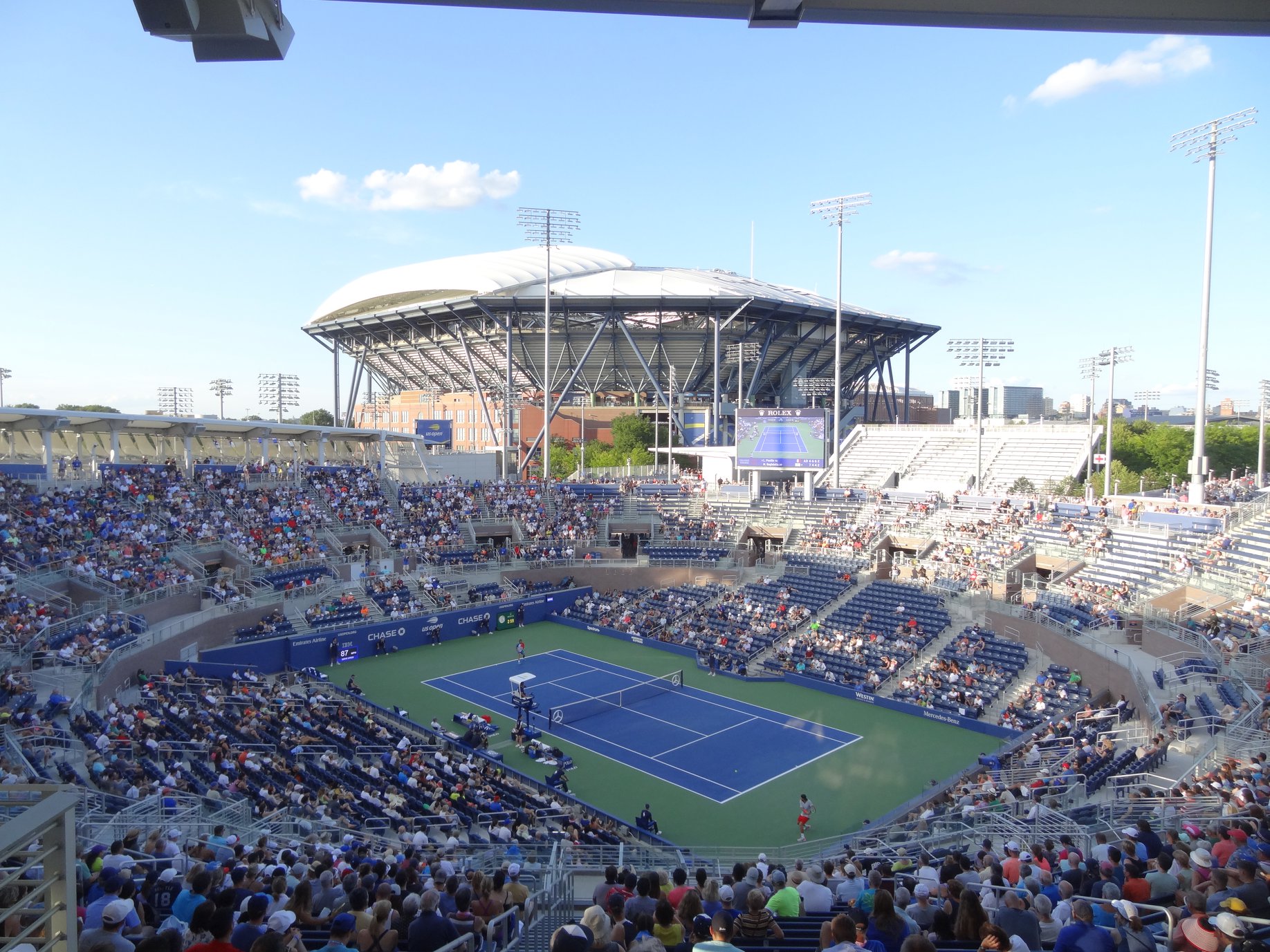 <p>Passage sur le GrandStand pour voir la fin de Pouille en fin de journée avant la Night Session. Les gens sont donc probablement sur le départ, ou en train de manger.</p>