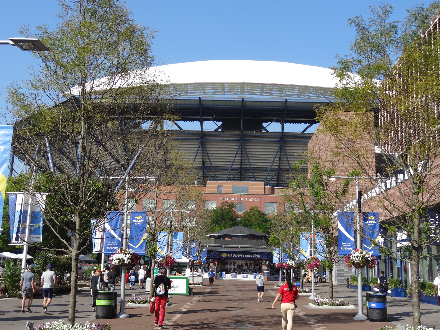 <p>L'entrée de l'US Open. Pour passer une bonne journée et résister à la météo, des sponsors nous offrent des goodies (protection solaire, serviette tour de cou fraiche, etc).</p>