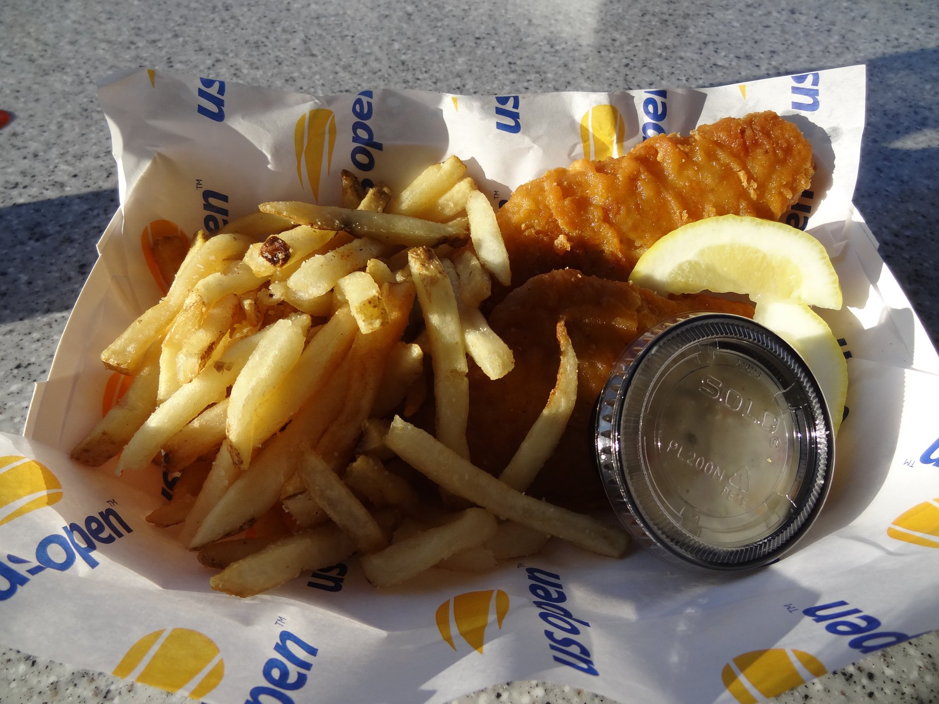 <p>Un Fish & Chips à 15$, les plats sont chers mais qualitatifs. Le premier prix est sans doute le cornet de frites à 6$. A savoir sinon qu'aux USA les bières coutent autour des 12$ pendant les événements sportifs.</p>