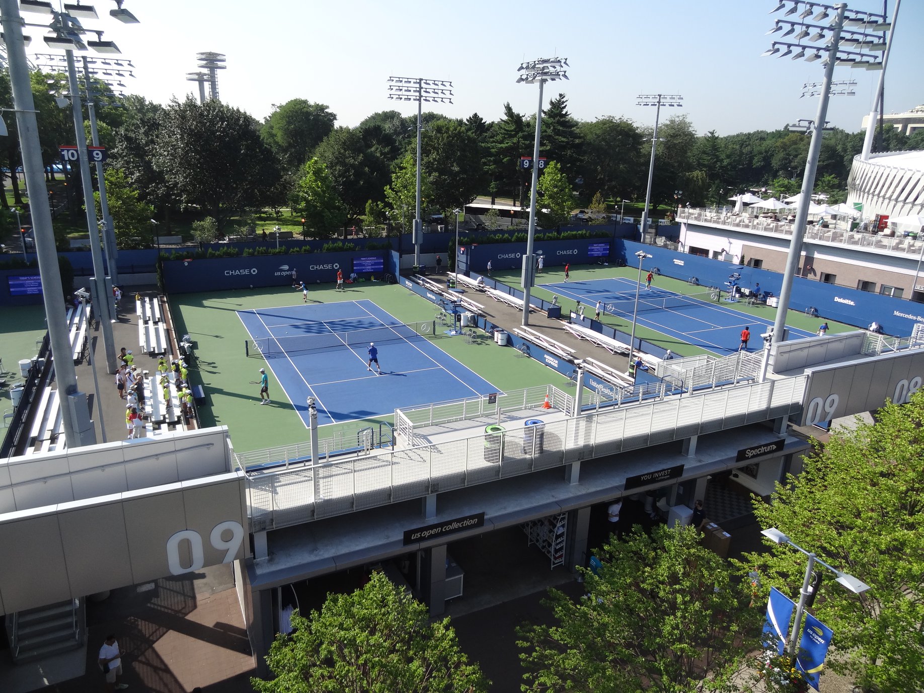 <p>Depuis un court annexe, on a souvent une bonne vue sur d'autres courts. Bien plus facilement qu'à Roland-Garros.</p>