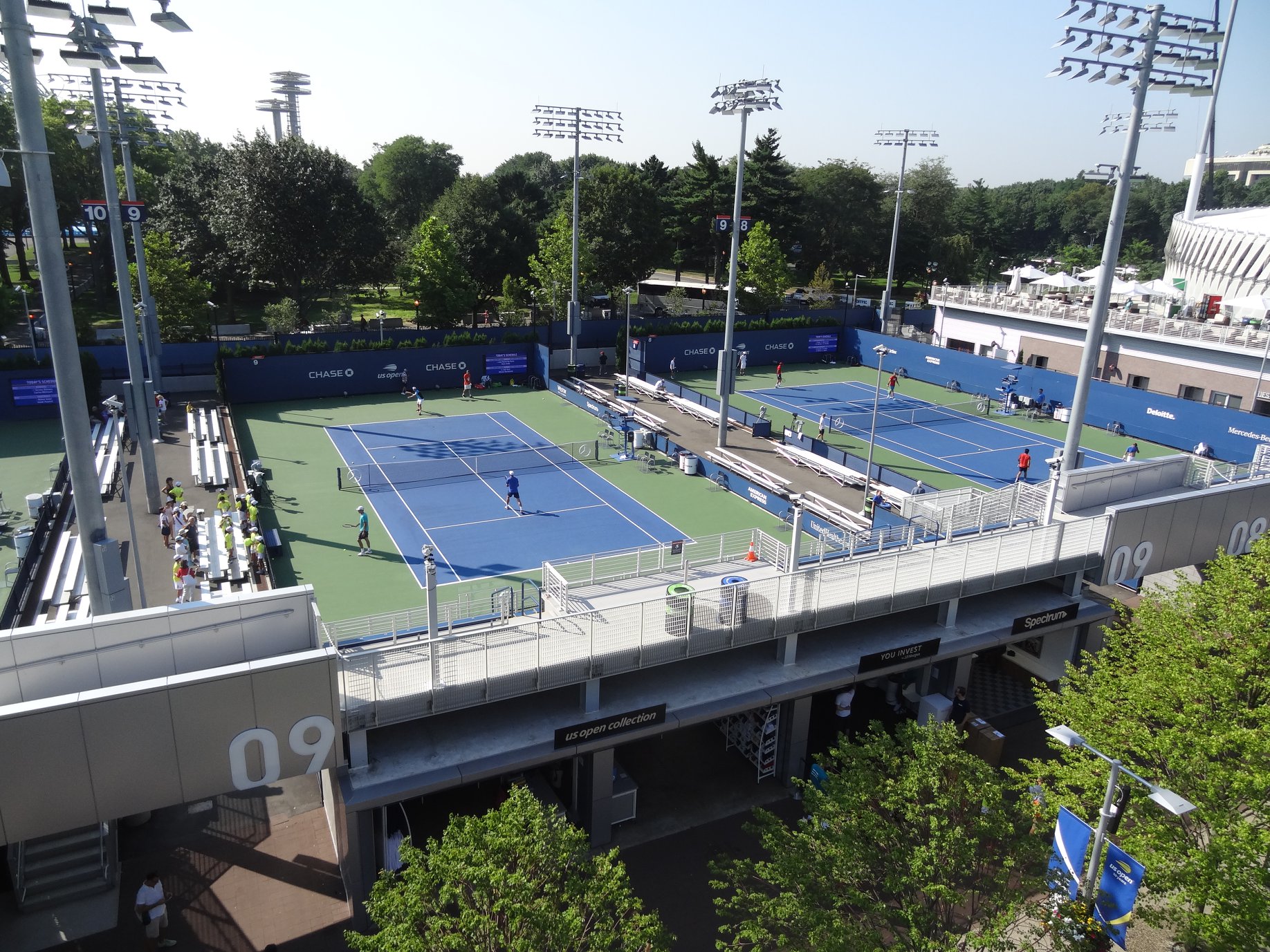 <p>Depuis un court annexe, on a souvent une bonne vue sur d'autres courts. Bien plus facilement qu'à Roland-Garros.</p>
