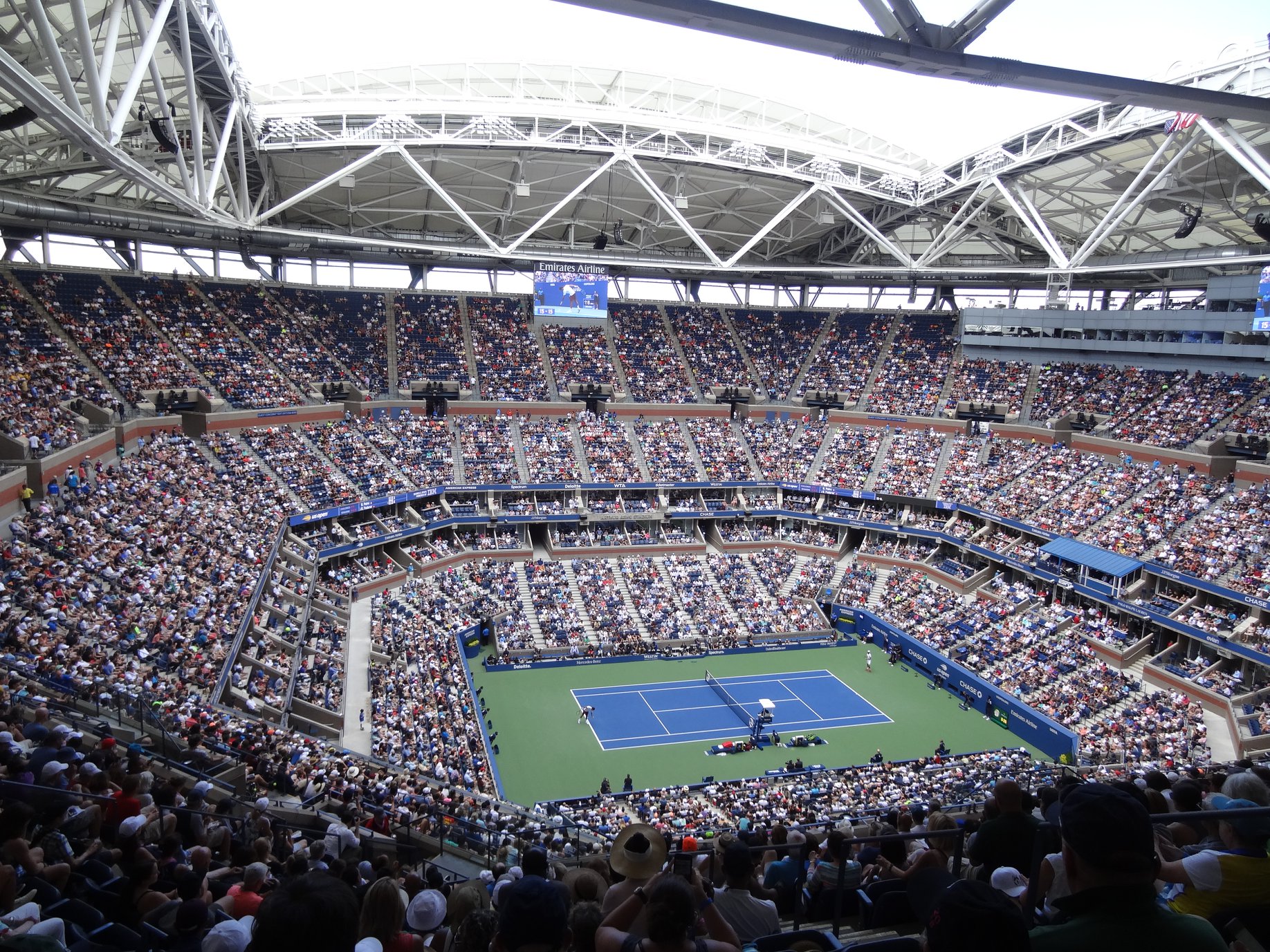 <p>Le Court Arthur Ashe, le plus grand du monde. Pour des matchs féminins, il est facile de gagner une 15aine de rangées. Pour Federer, j'ai repris ma place pour ne pas me faire continuellement déplacé.</p>