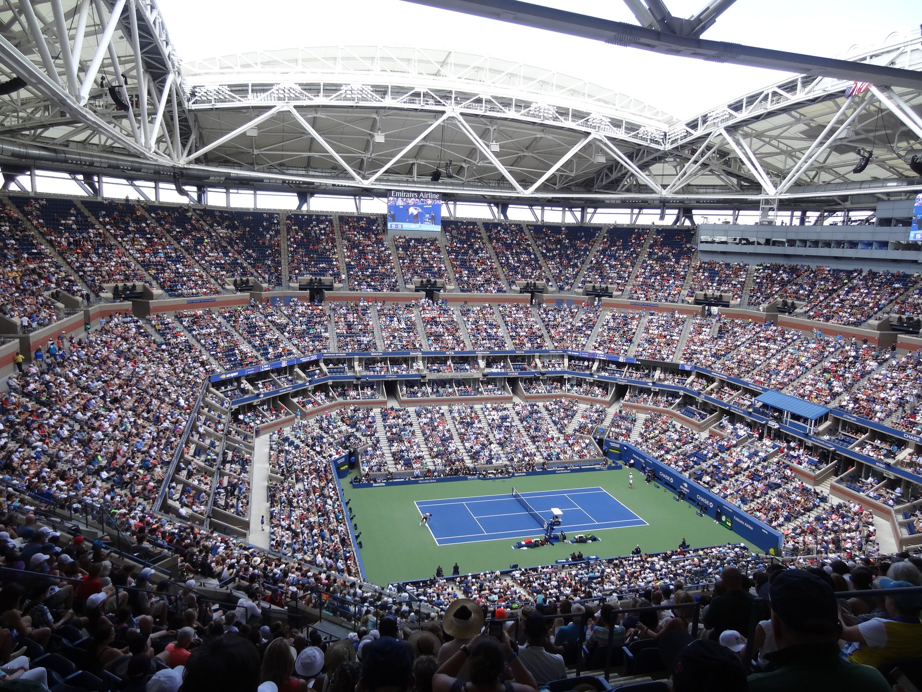 <p>Le Court Arthur Ashe, le plus grand du monde. Pour des matchs féminins, il est facile de gagner une 15aine de rangées. Pour Federer, j'ai repris ma place pour ne pas me faire continuellement déplacé.</p>
