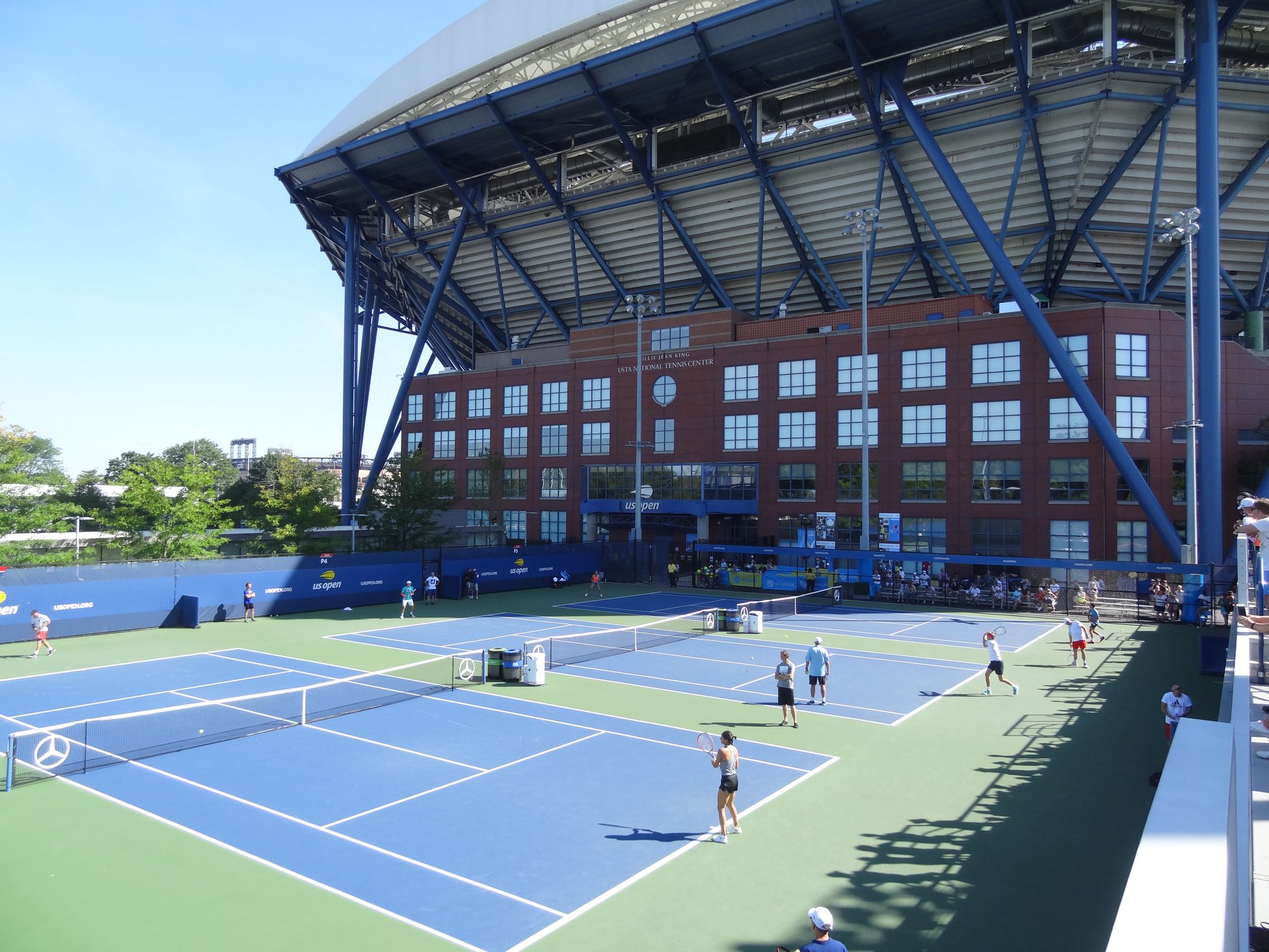 <p>Vue sur 5 courts d'entrainement (utilisés dès 9h30 et toute la journée) à la fois. J'avais notamment vu sur S.Williams, C.Garcia, Zverev en même temps. Et il me suffit d'en sortir et de faire 10 mètres pour me retrouver devant 3 autres courts où des matchs s(er)ont joués.</p>