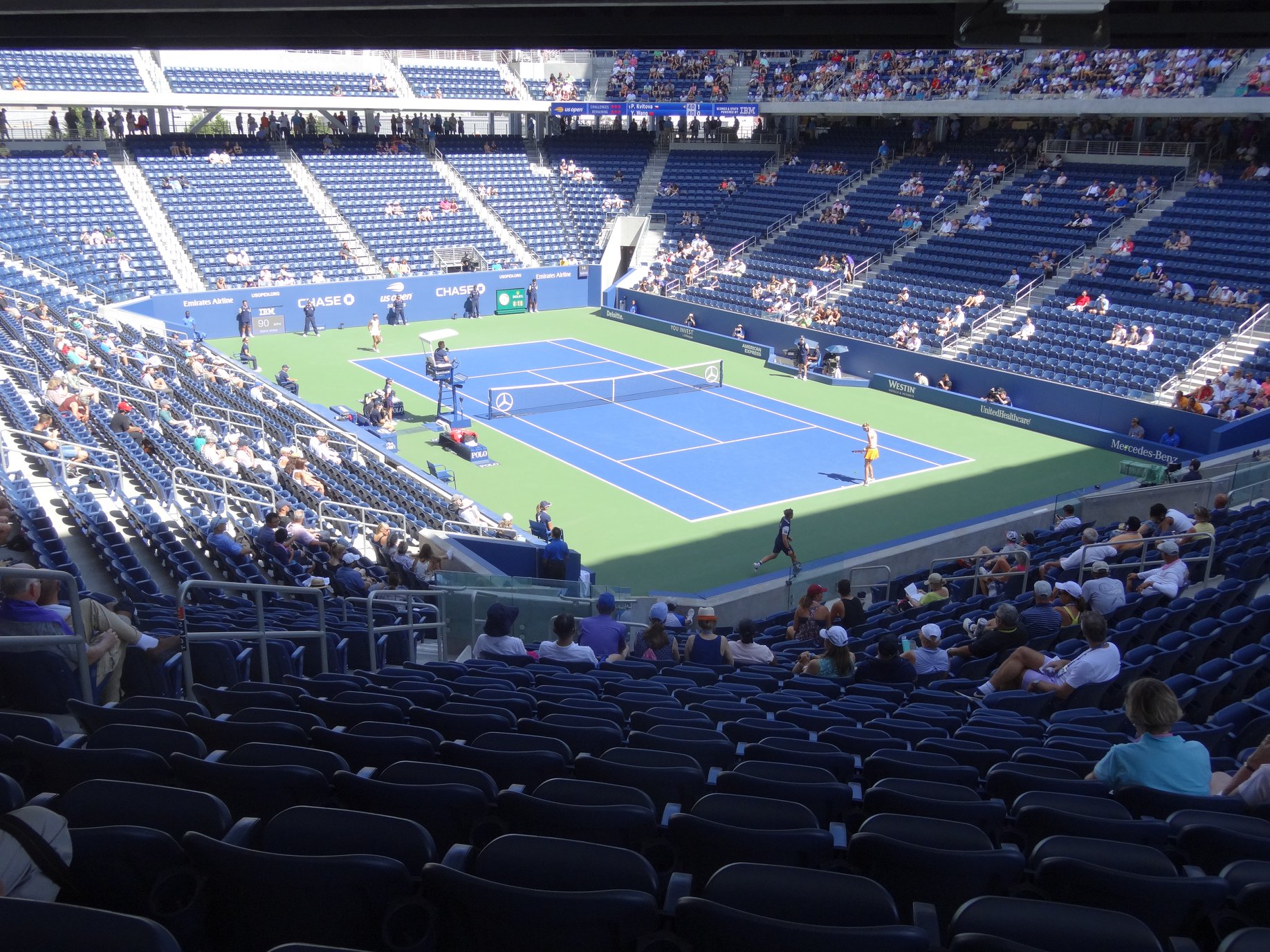 <p>La meilleure vue sur le Louis Armstrong avec une place "Arthur Ashe". Je suis en coursive (pas de sièges) mais j'ai aussi libre accès aux tribunes hautes avec sièges.</p>