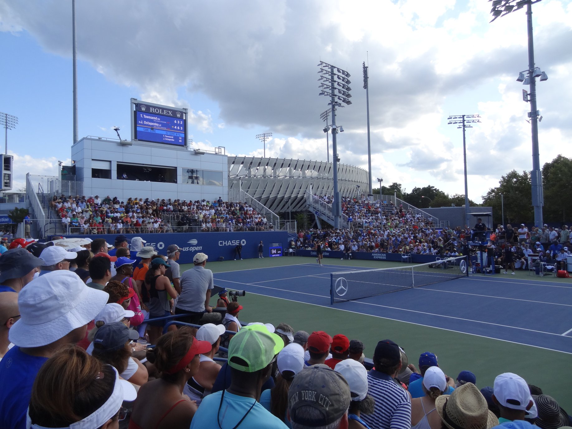 <p>Federer a terminé son match. Ostapenko livre une fin de troisième set épique contre une américaine sur un annexe ? Hop, sans attente on s'y bouge et on se trouve une place pour voir ça. A Roland, je n'aurais probablement pas évité la file d'attente. Bon, cependant j'avais aucun siège disponible. Mais personne ne peut vous empêcher de vous approcher d'un court puisqu'on est juste devant des allées de circulation.</p>
