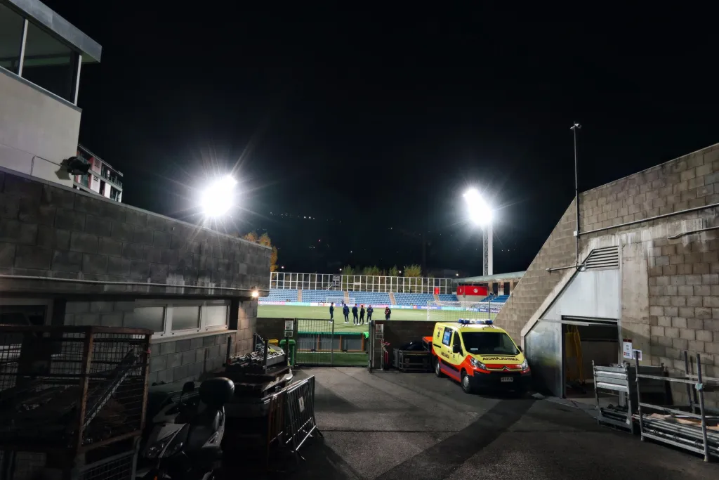 <p>Le stade vu à travers les entrées de service</p>
