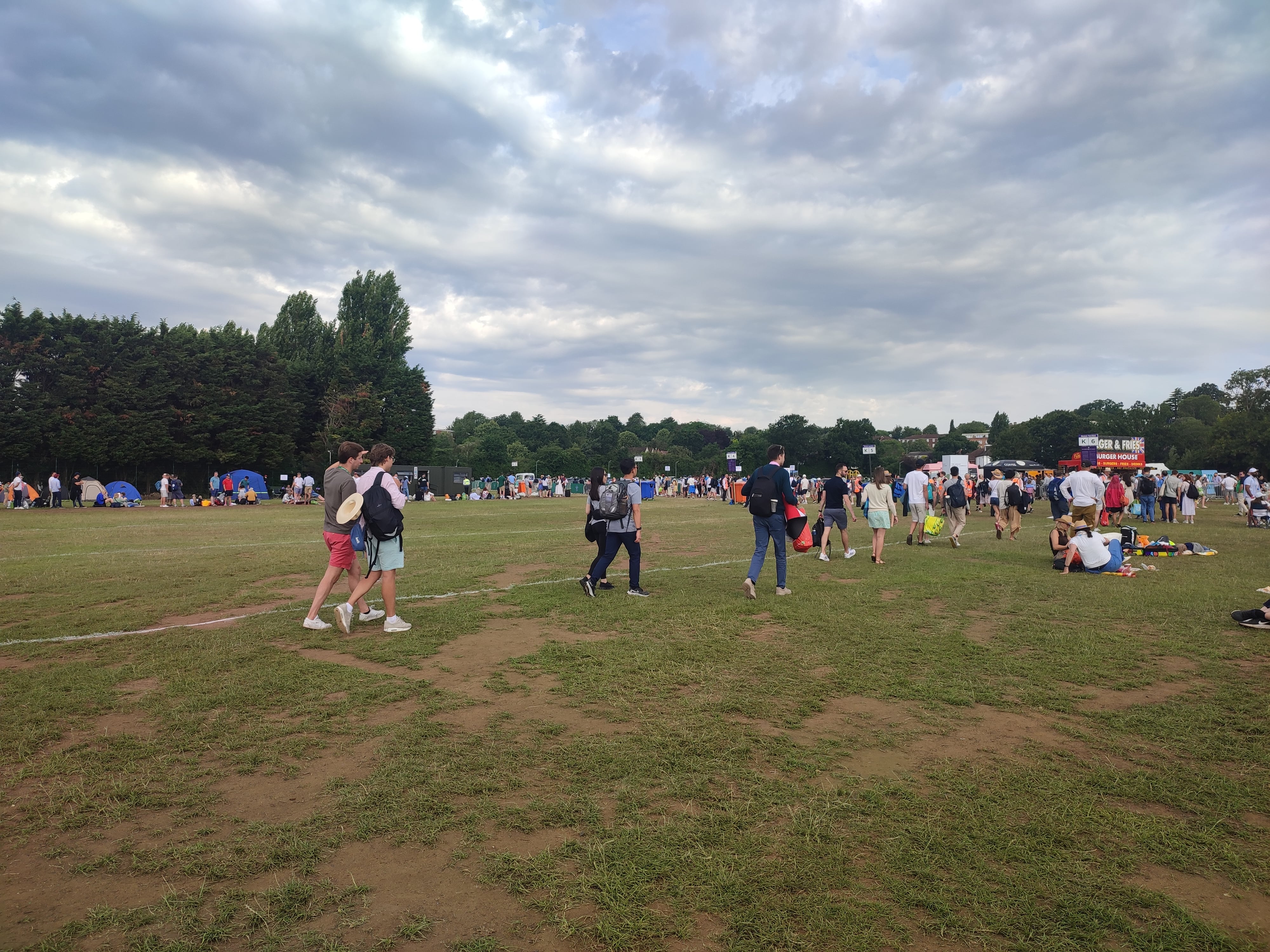 <p>Les tentes encore présentes au fond sont ceux qui font déjà la Queue (encore non officielle) pour dimanche.</p>
