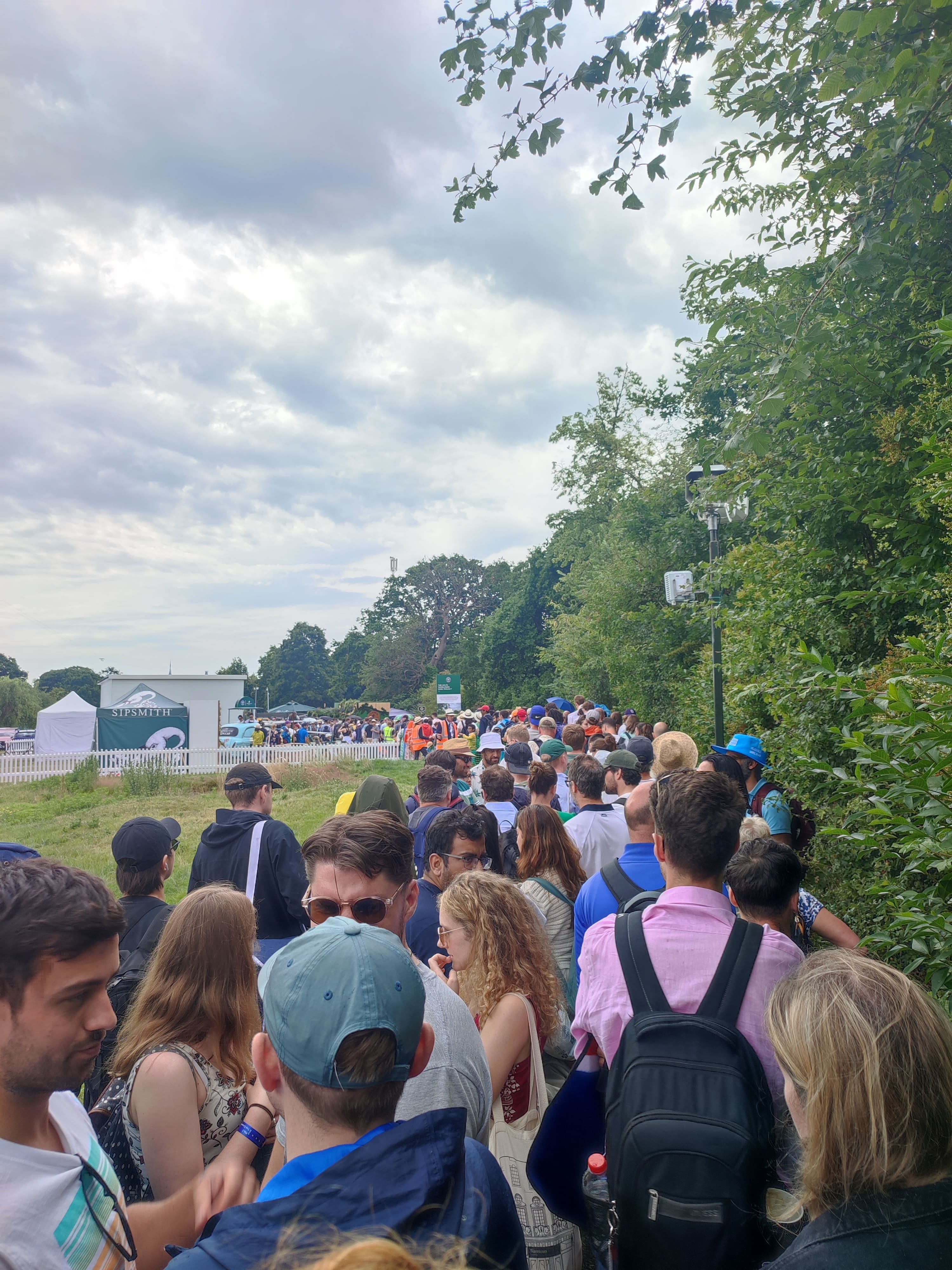 <p>Les stewards passent dans les rangs pour nous donner notre bracelet.</p>
