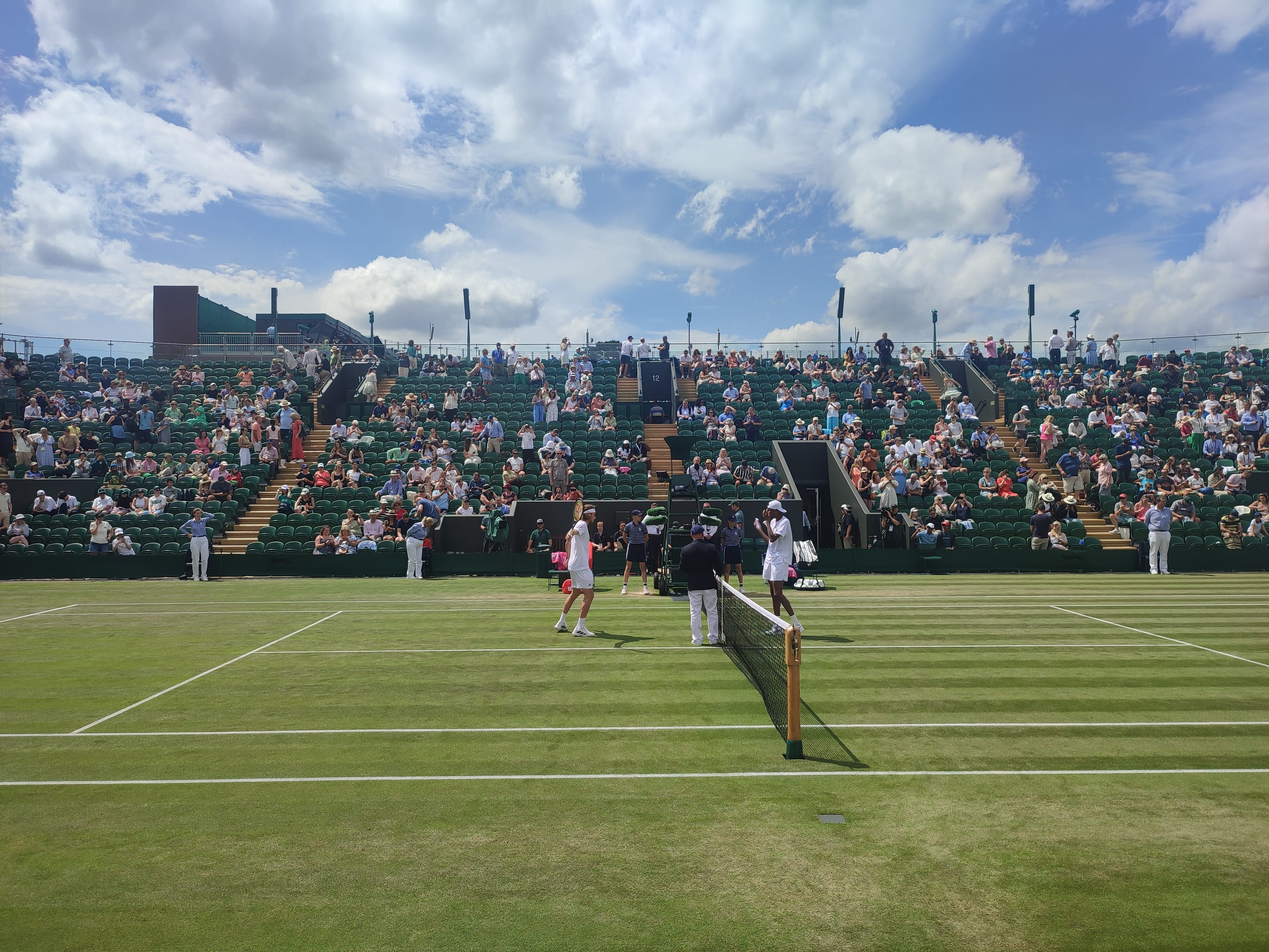 <p>Tsitsipas - Eubanks, un match de dingue en 5 sets aux premières loges.</p>
