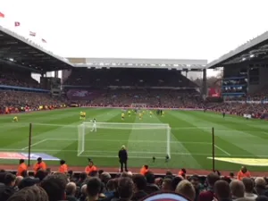 <p>« The City is Ours ». Les chants, les chambrages. Aston Villa, roi de Birmingham.</p>
