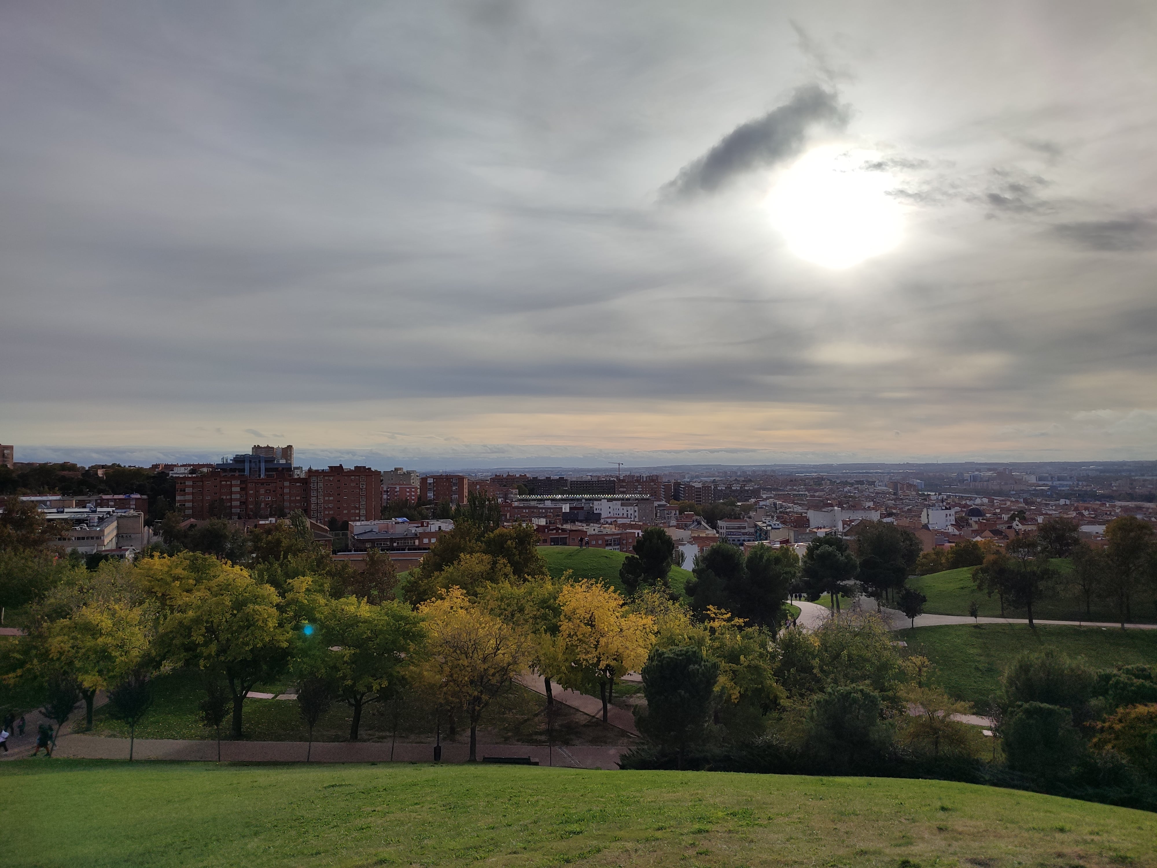 <p>Vue sur le stade et le quartier de Puente de Vallecas depuis la Butte du Tío Pío</p>
