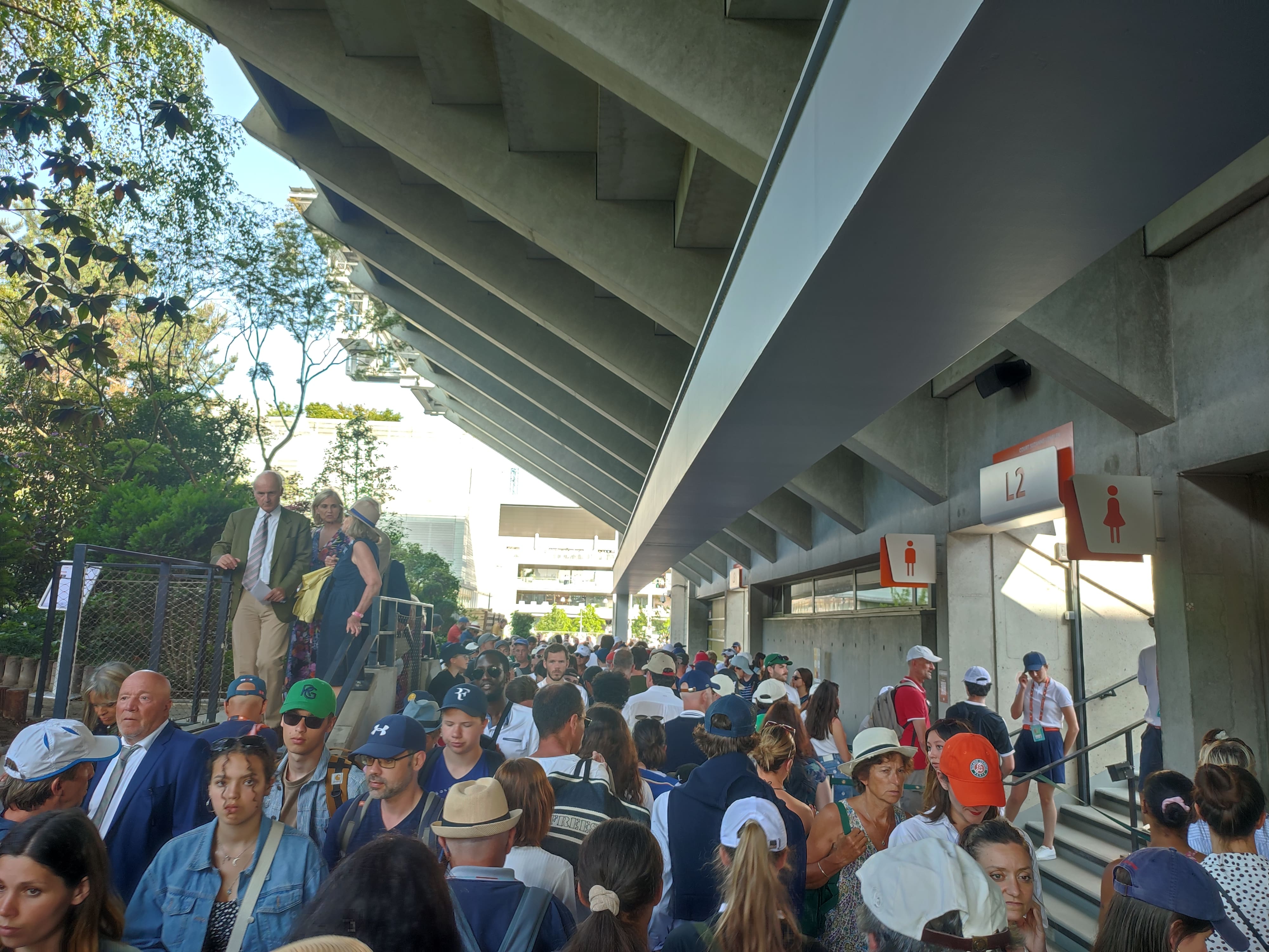 <p>Les allées de Roland-Garros sont bondées la première semaine.</p>
