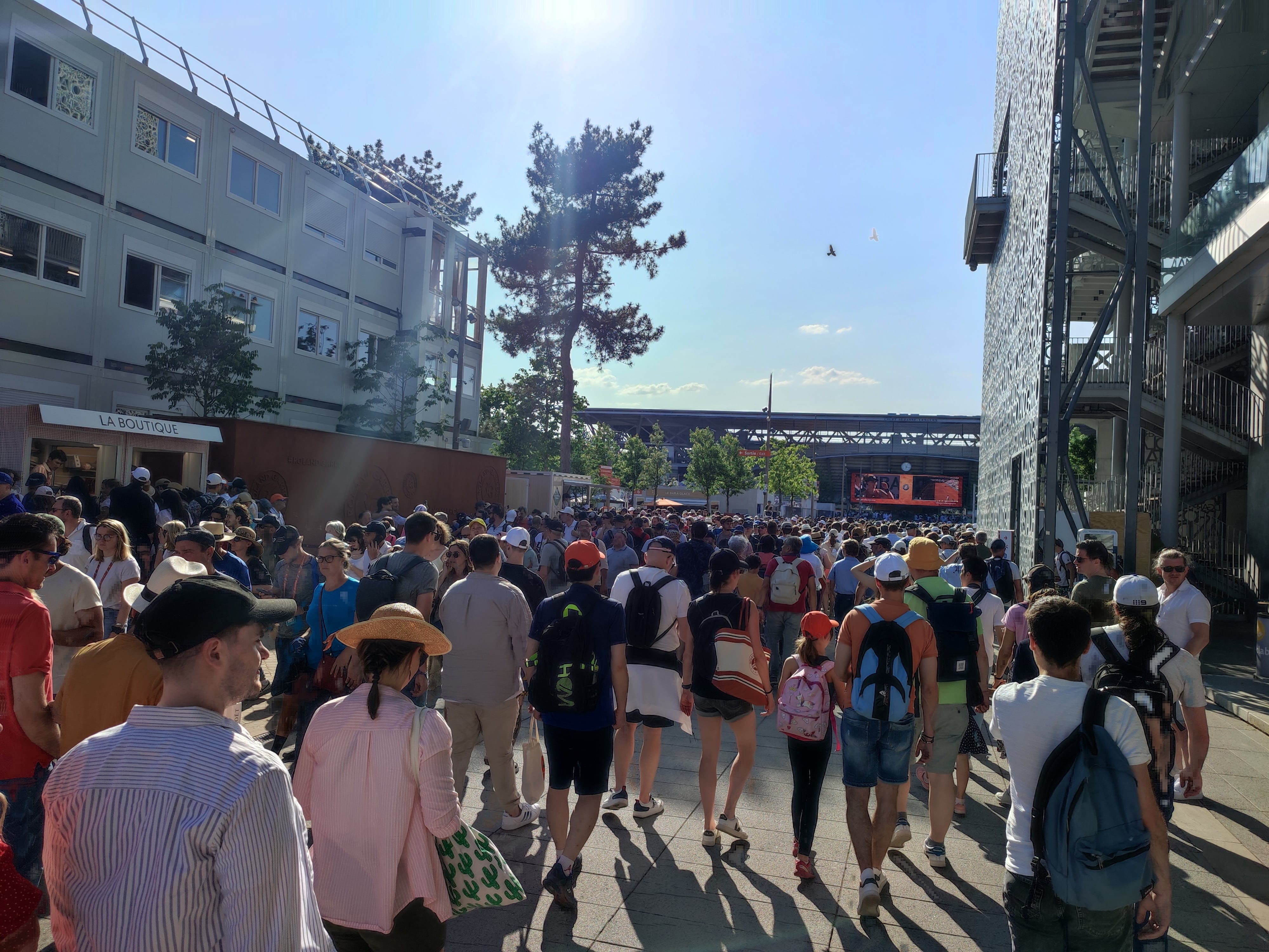 <p>Les principaux courts annexes sont derrière le Suzanne-Lenglen, face à nous. Le Simonne-Mathieu est à l'opposé, derrière nous.</p>
