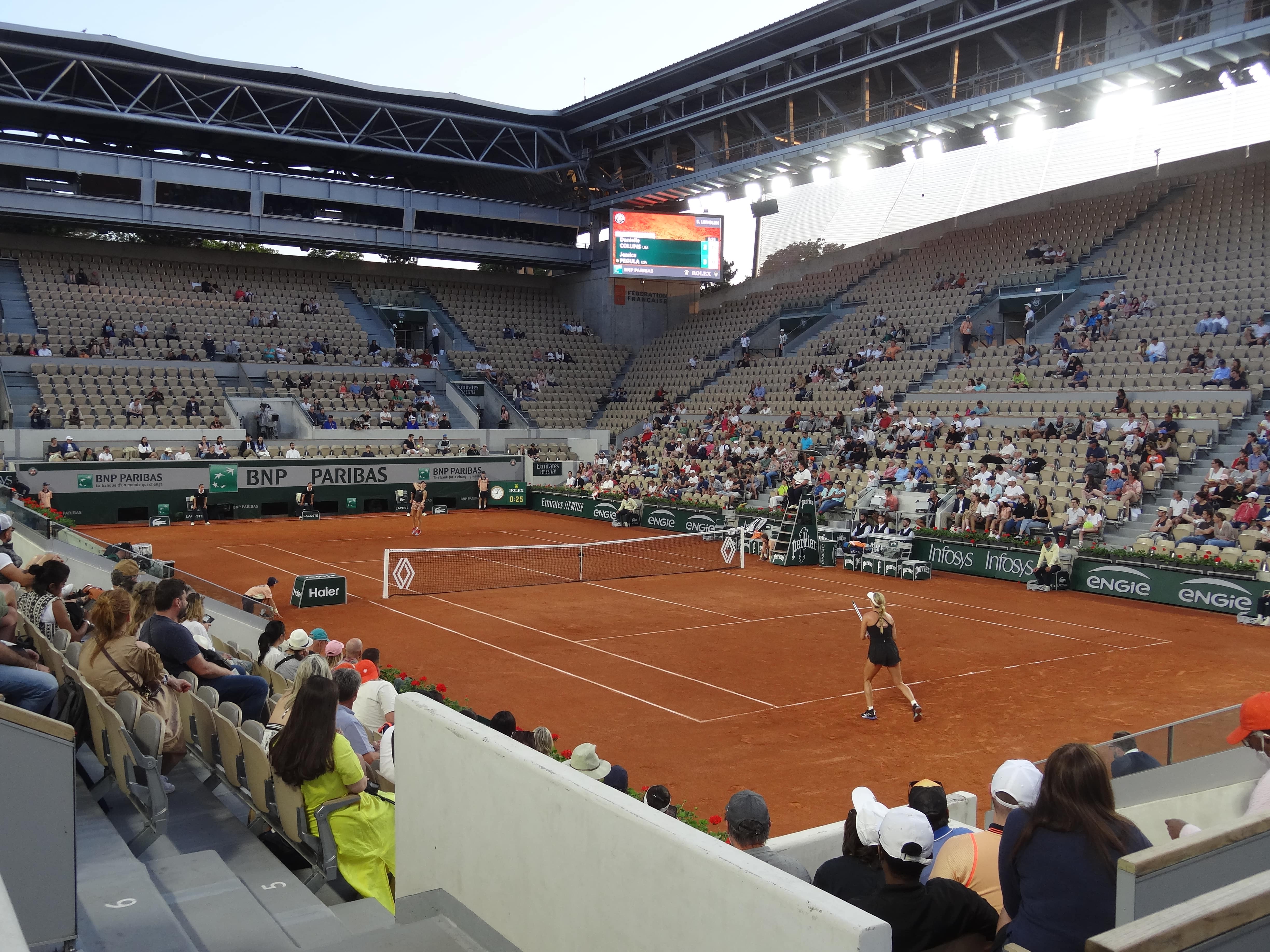 <p>En début de soirée et/ou sur un match Dames, on peut facilement s'approcher du court.</p>
