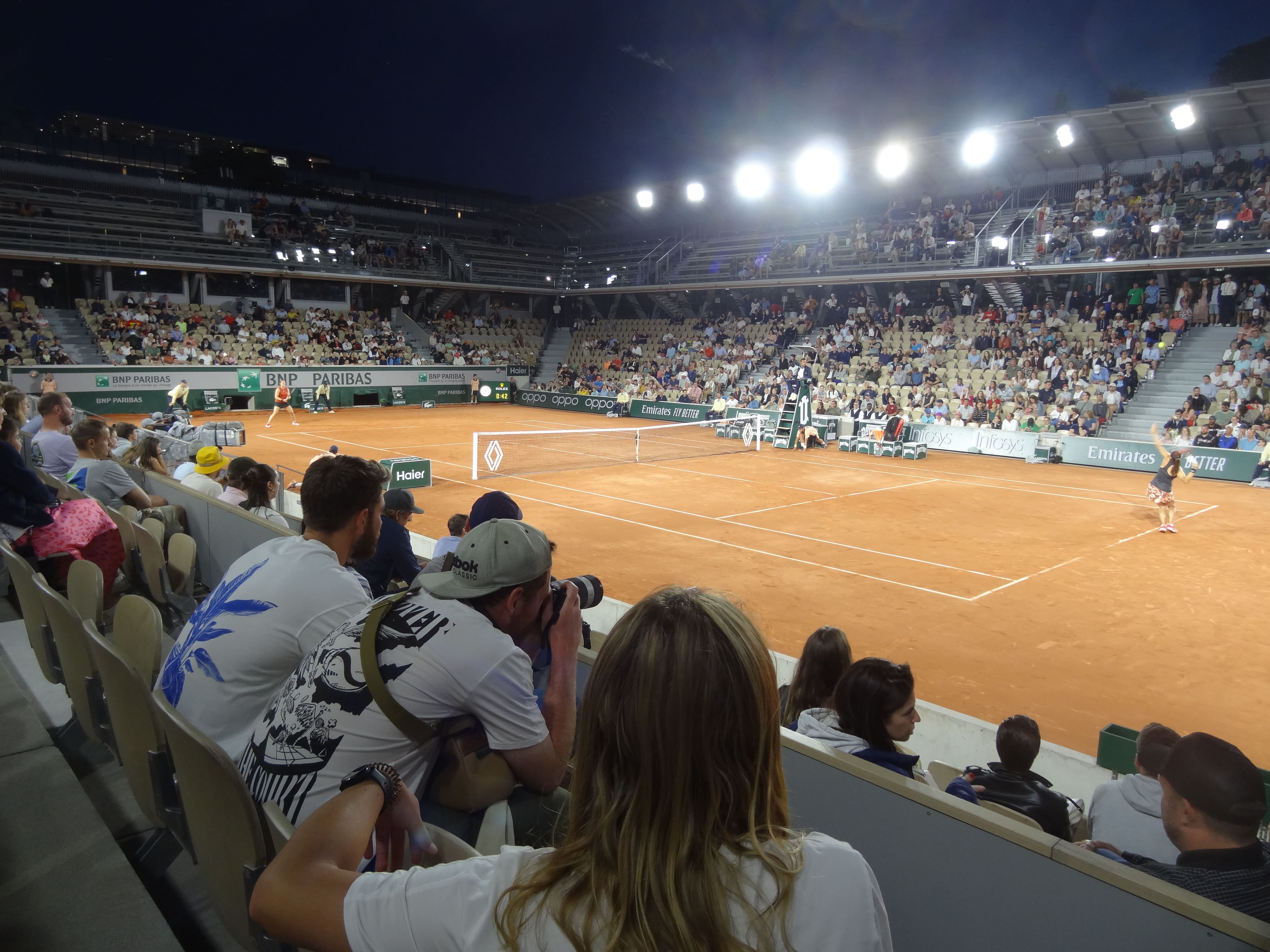 <p>Pendant la session de nuit payante du Central, les matchs continuent aussi sur les autres courts. Ici le Simmone-Mathieu à 22h passé.</p>
