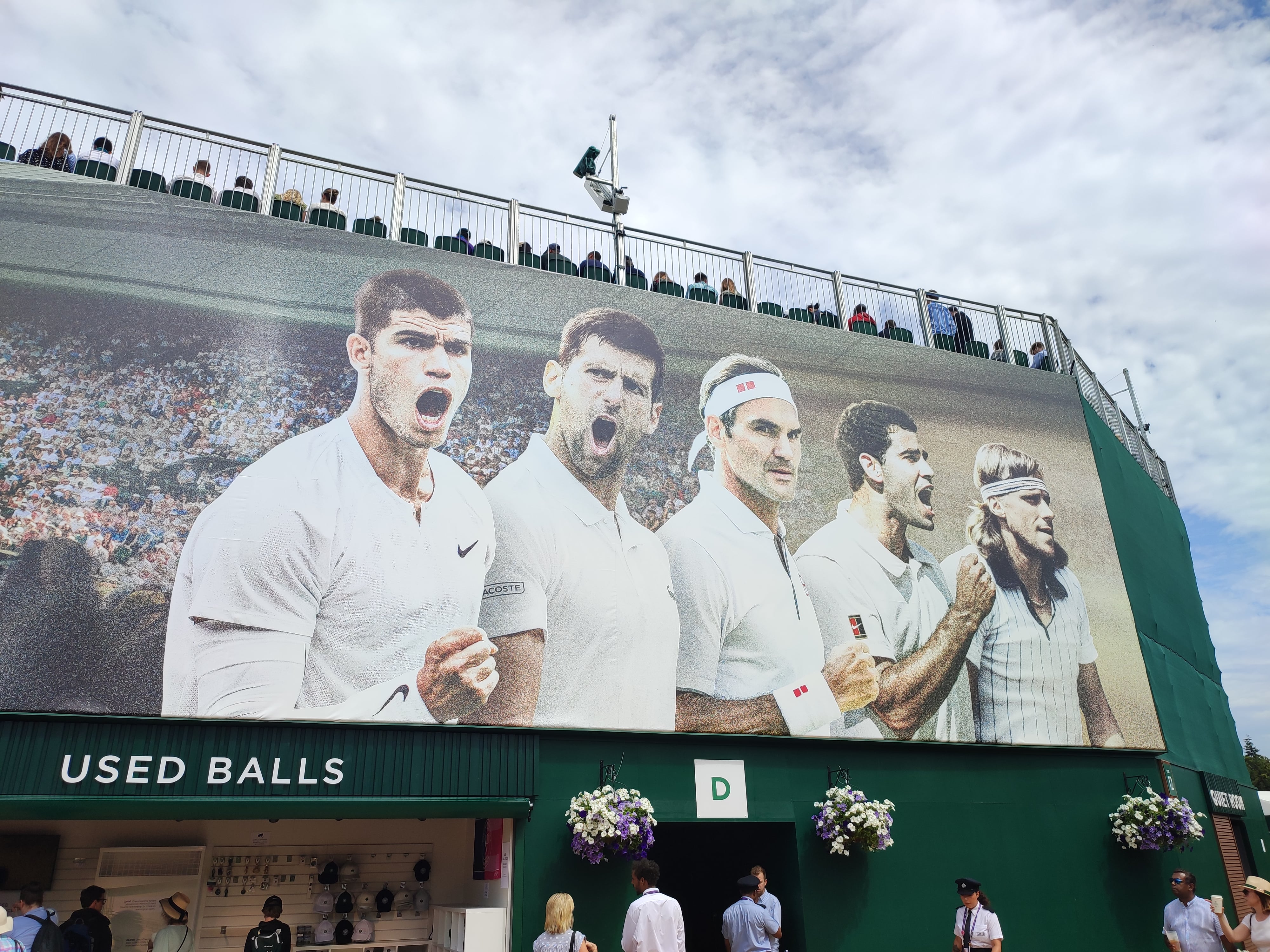 <p>Les balles utilisées pendant Wimbledon sont revendues 1£, un beau souvenir.</p>
