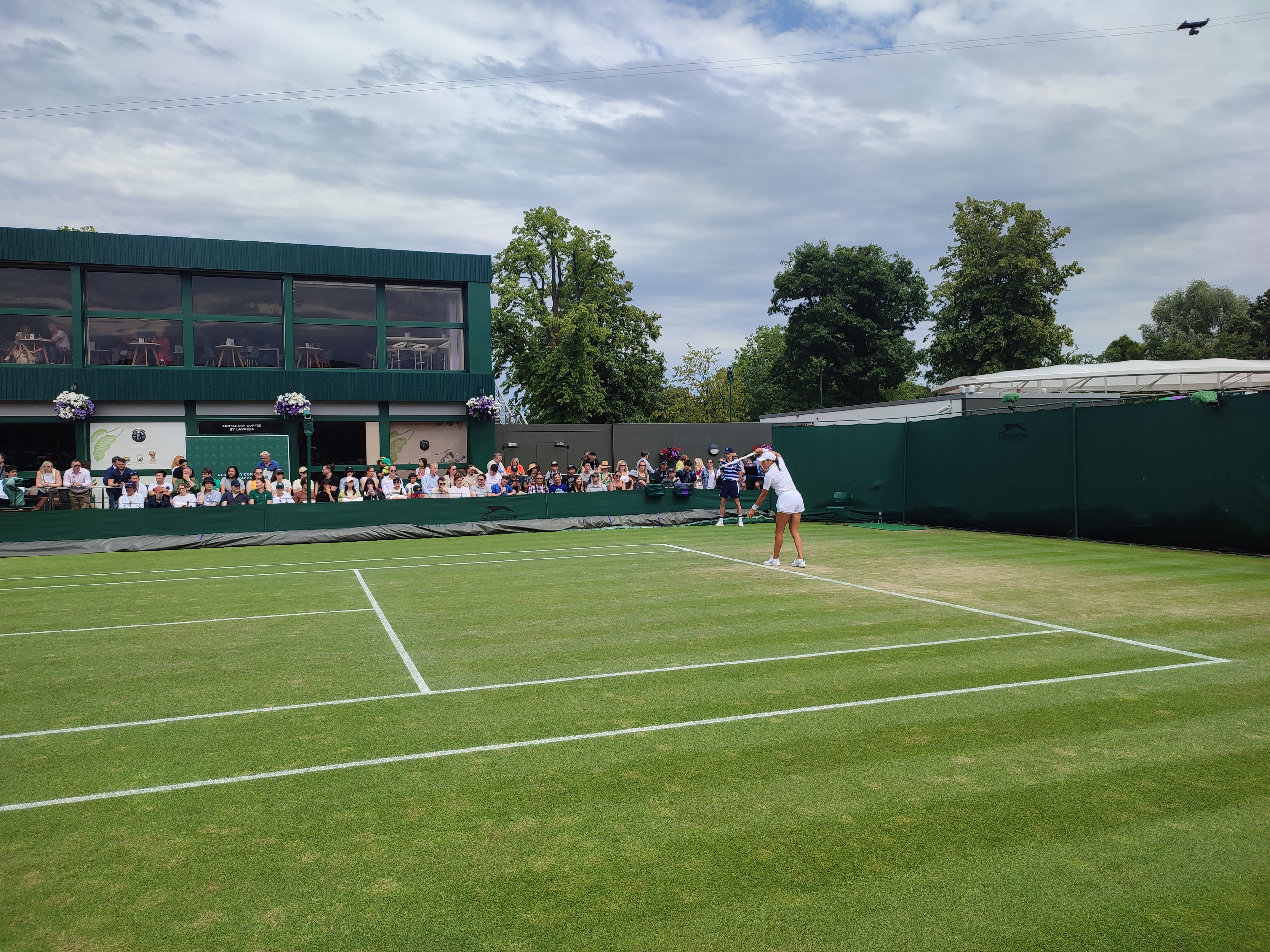 <p>La junior Mia Slama et une gestuelle bien à elle au service (Court 11).</p>
