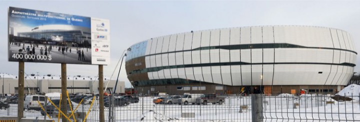 <p>Chantier de l'amphithéâtre avec au fond le Colisée Pepsi</p>
